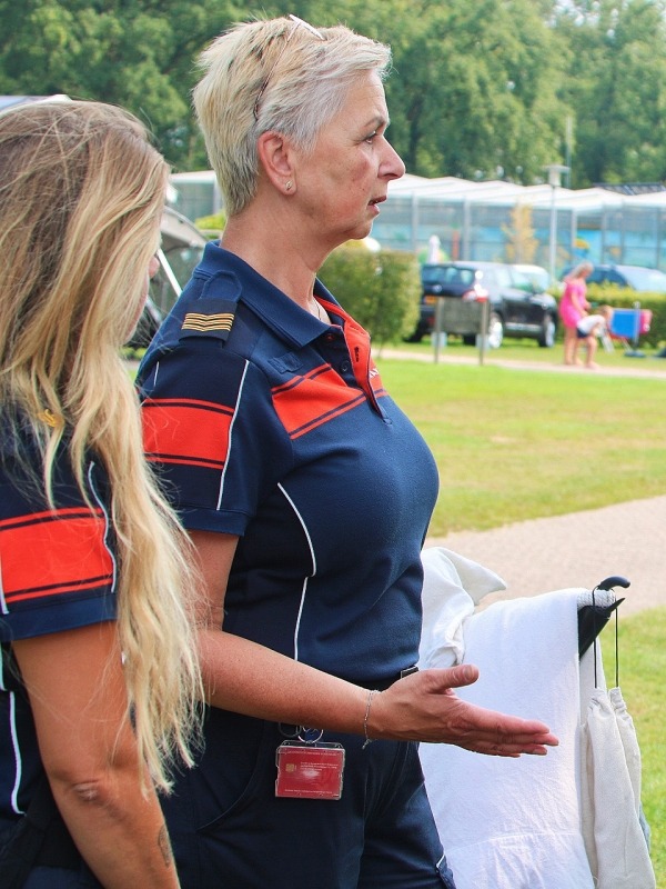 Hilde Slagers in gesprek met campinggasten