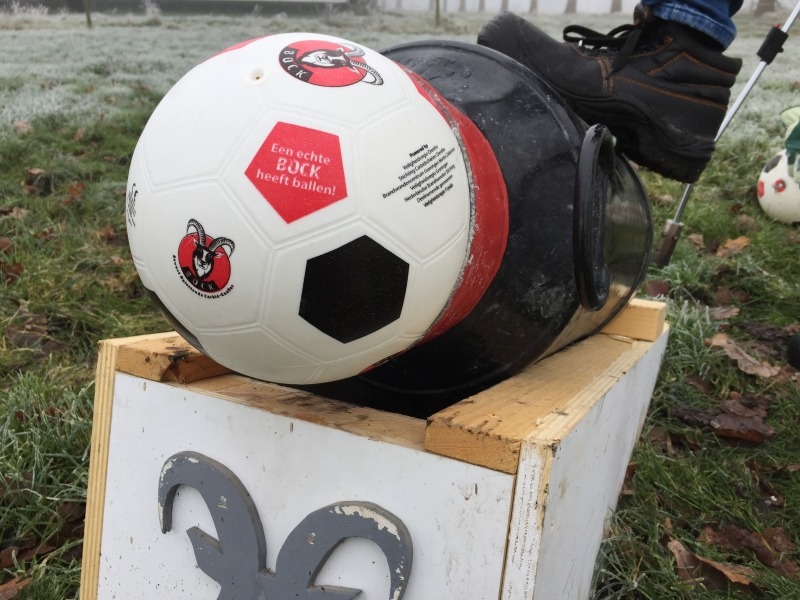 Carbid schieten doe je met een plastic bal! 