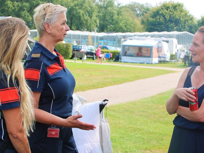 Hilde Slagers in gesprek met campinggasten