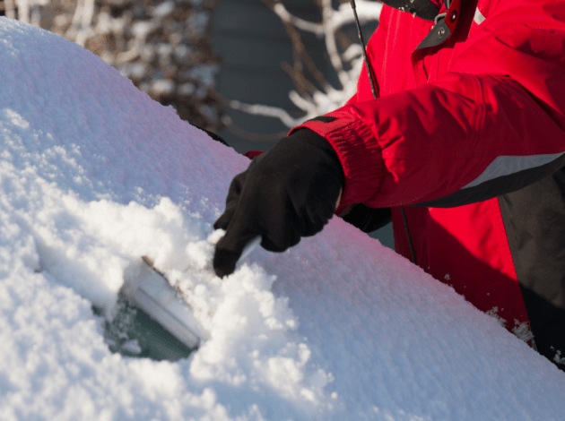Autoruit sneeuwvrij maken 