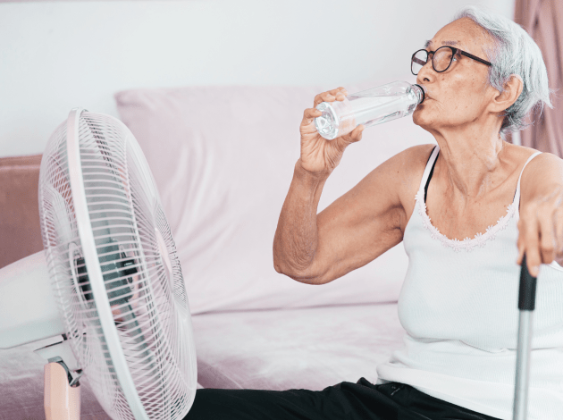 Oudere vrouw bij ventilator 