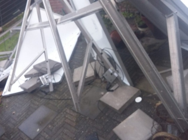 Een ravage van afgewaaide zonnepanelen